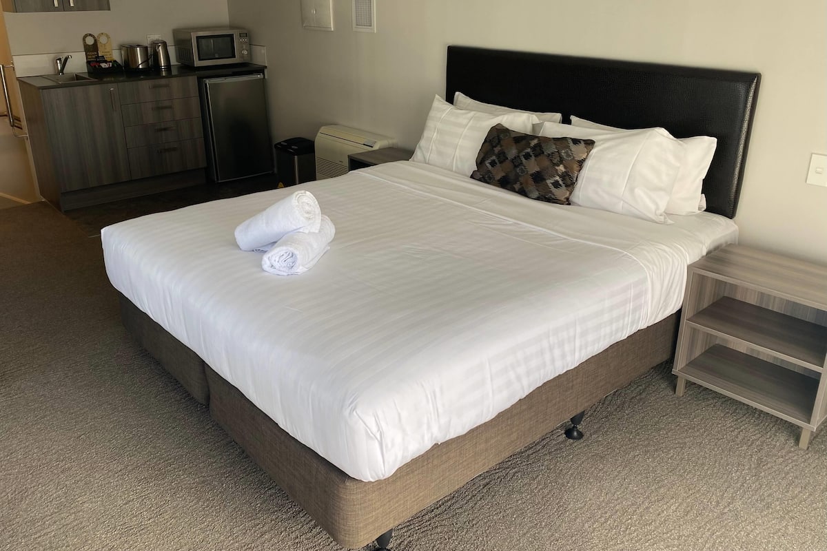 Studio, 1 King Bed, Non Smoking | Hypo-allergenic bedding, blackout curtains, soundproofing