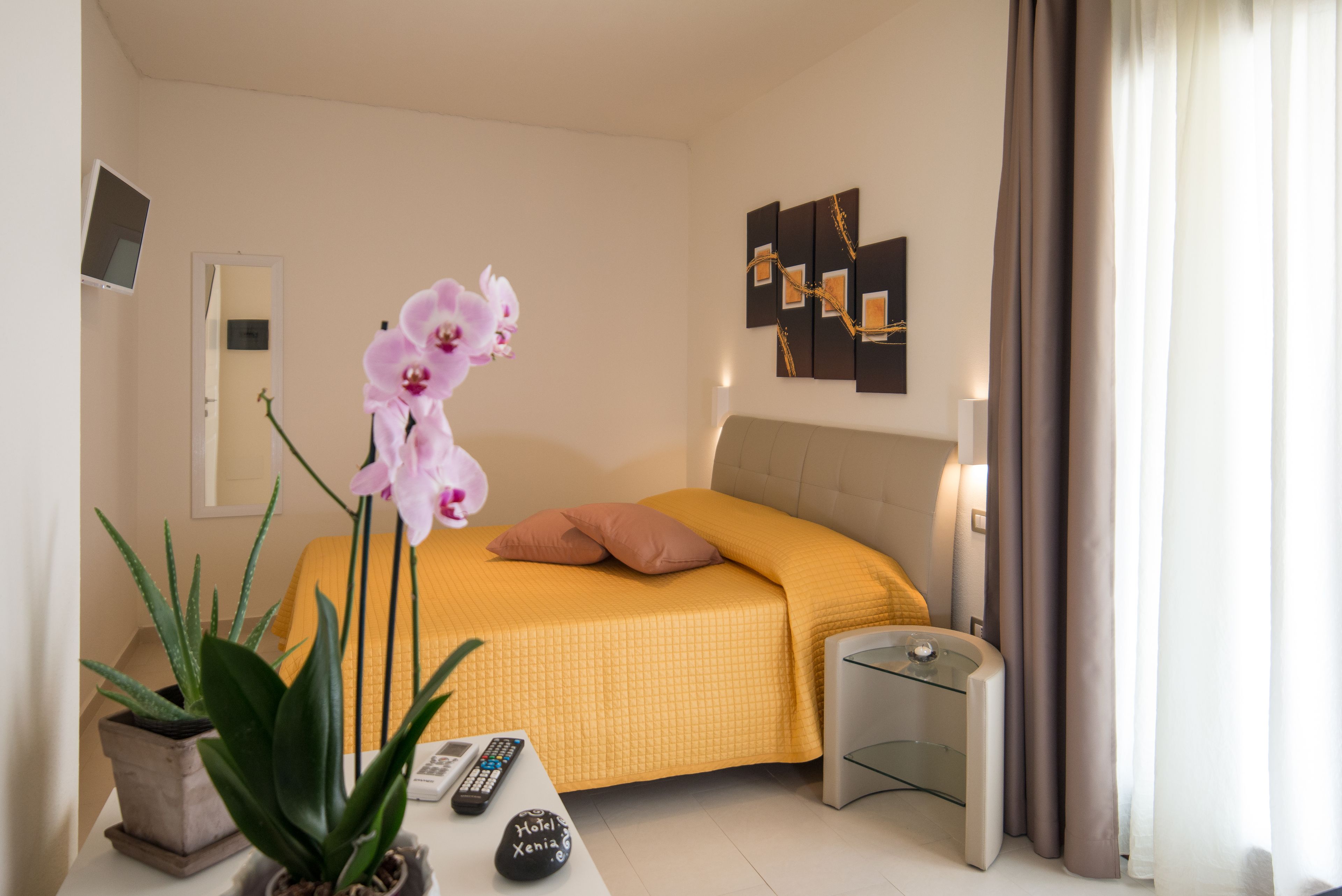 Minibar, caja de seguridad en la habitación y escritorio 