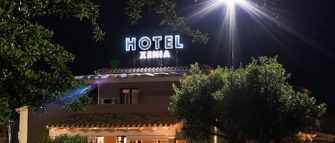 Un hotel con un cartel que dice "HOTEL" y "XENIA".