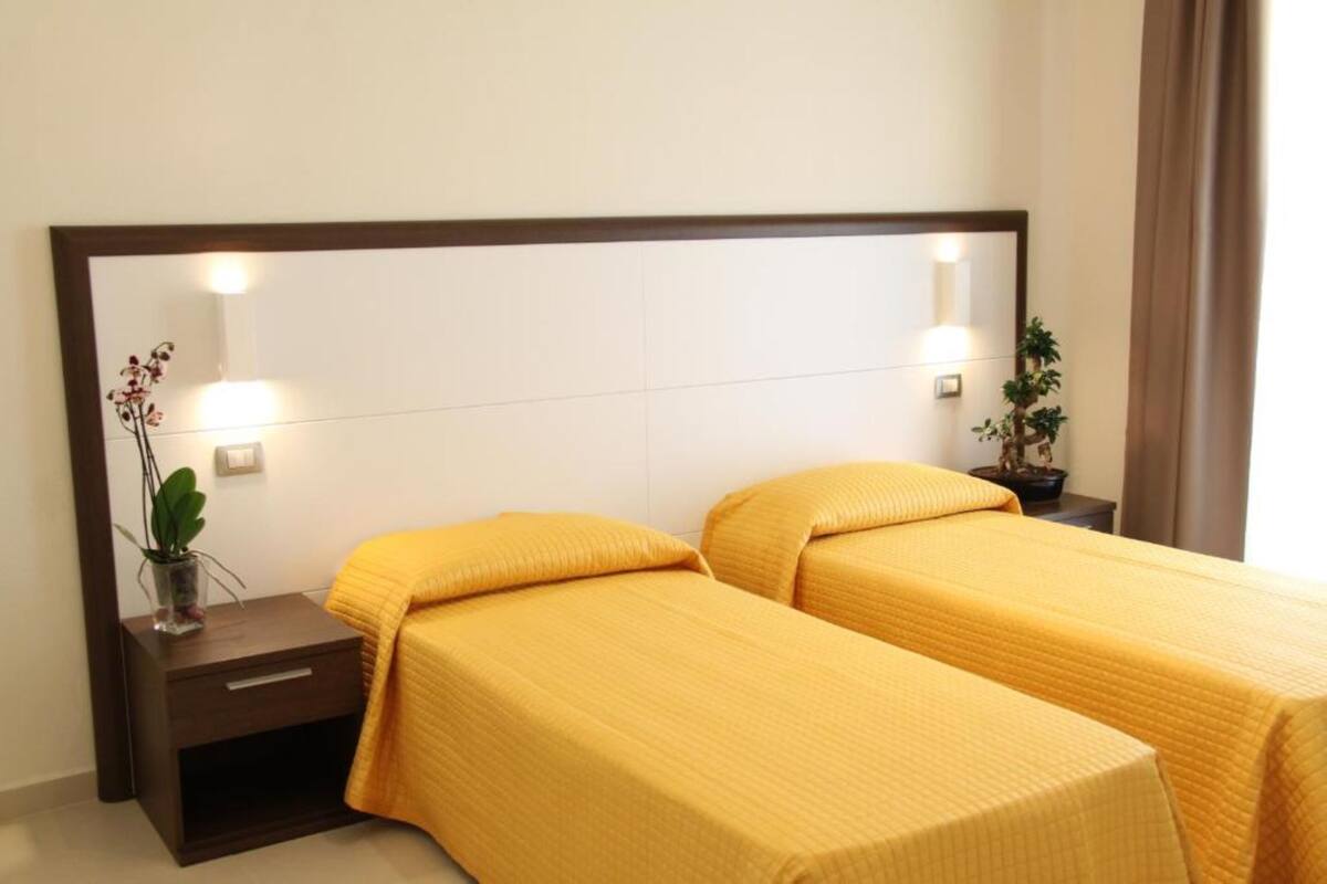 Minibar, in-room safe, desk, cribs (free)
