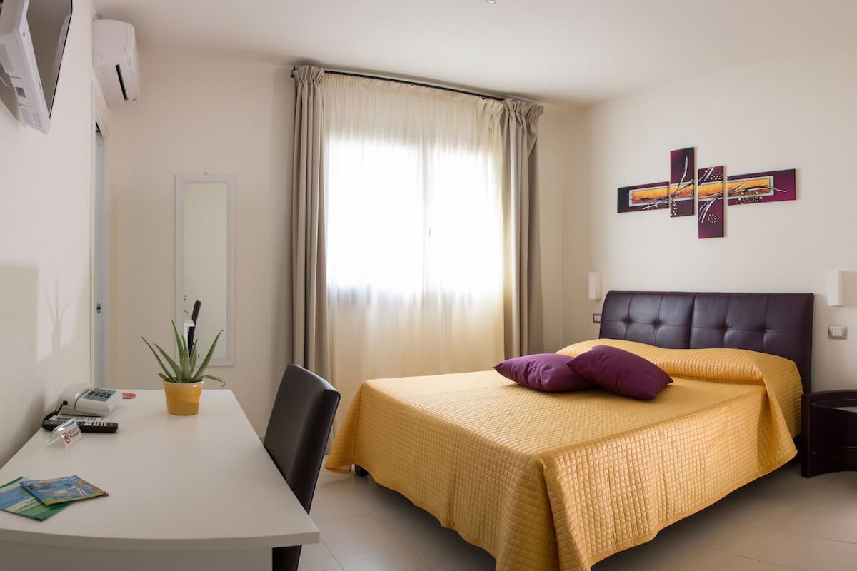 Minibar, in-room safe, desk, cribs (free)