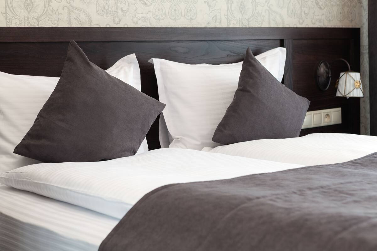Standaard tweepersoonskamer, uitzicht op tuin | Luxe beddengoed, een minibar, een kluis op de kamer, een bureau