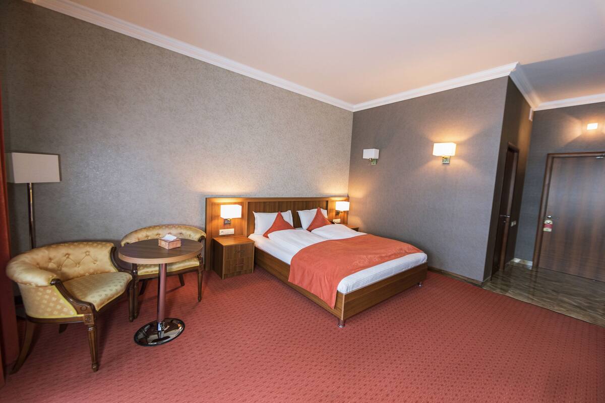 Hochwertige Bettwaren, Minibar, Zimmersafe, Schreibtisch