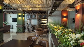 2 bars/lounges