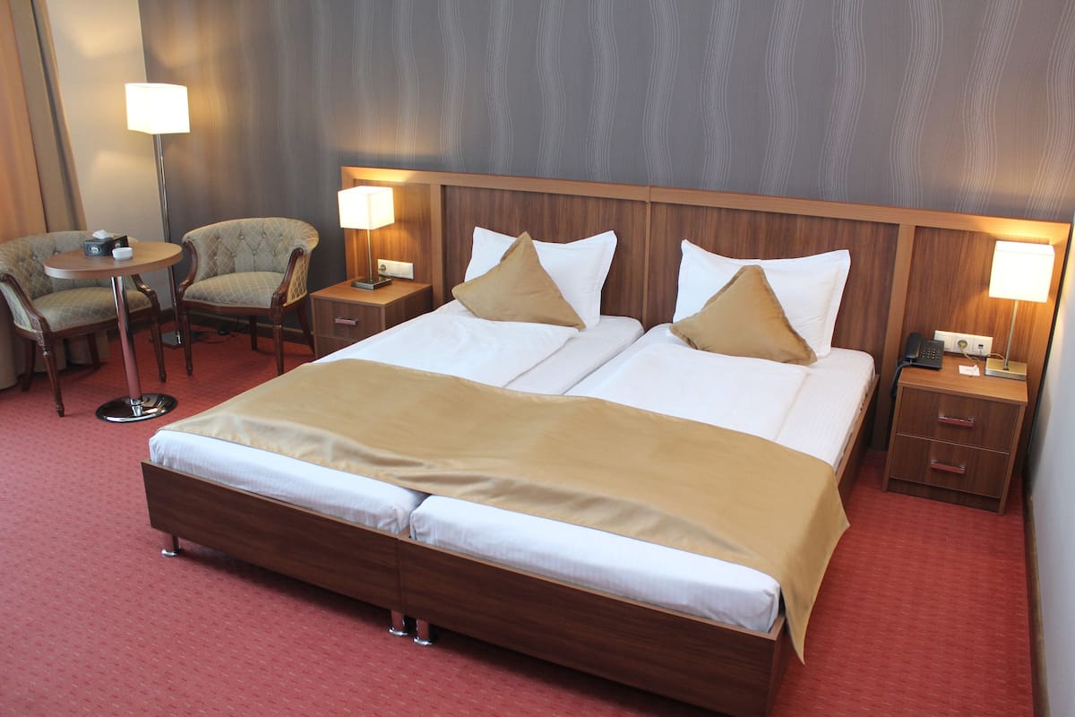 Deluxe Twin kamer, uitzicht op tuin | Luxe beddengoed, een minibar, een kluis op de kamer, een bureau