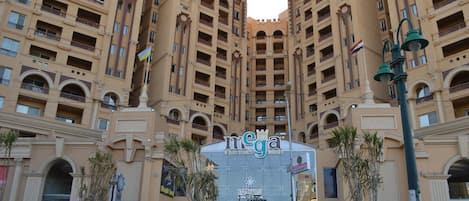 自助泊車 (每日 USD4 )