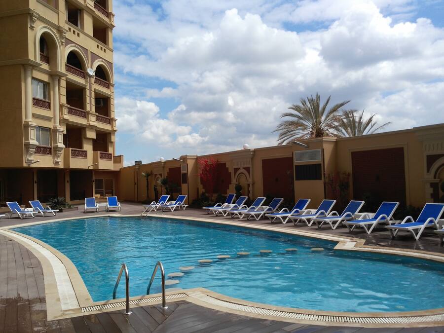 2 buitenzwembaden, ligstoelen bij het zwembad