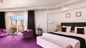 Economy Room, 1 Bedroom | Bar mini, peti besi dalam bilik, langsir/tirai gelap terus 