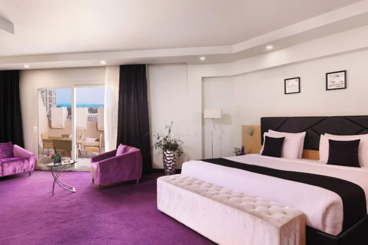 Economy Room, 1 Bedroom | Minibar, in-room safe, blackout curtains, rollaway beds