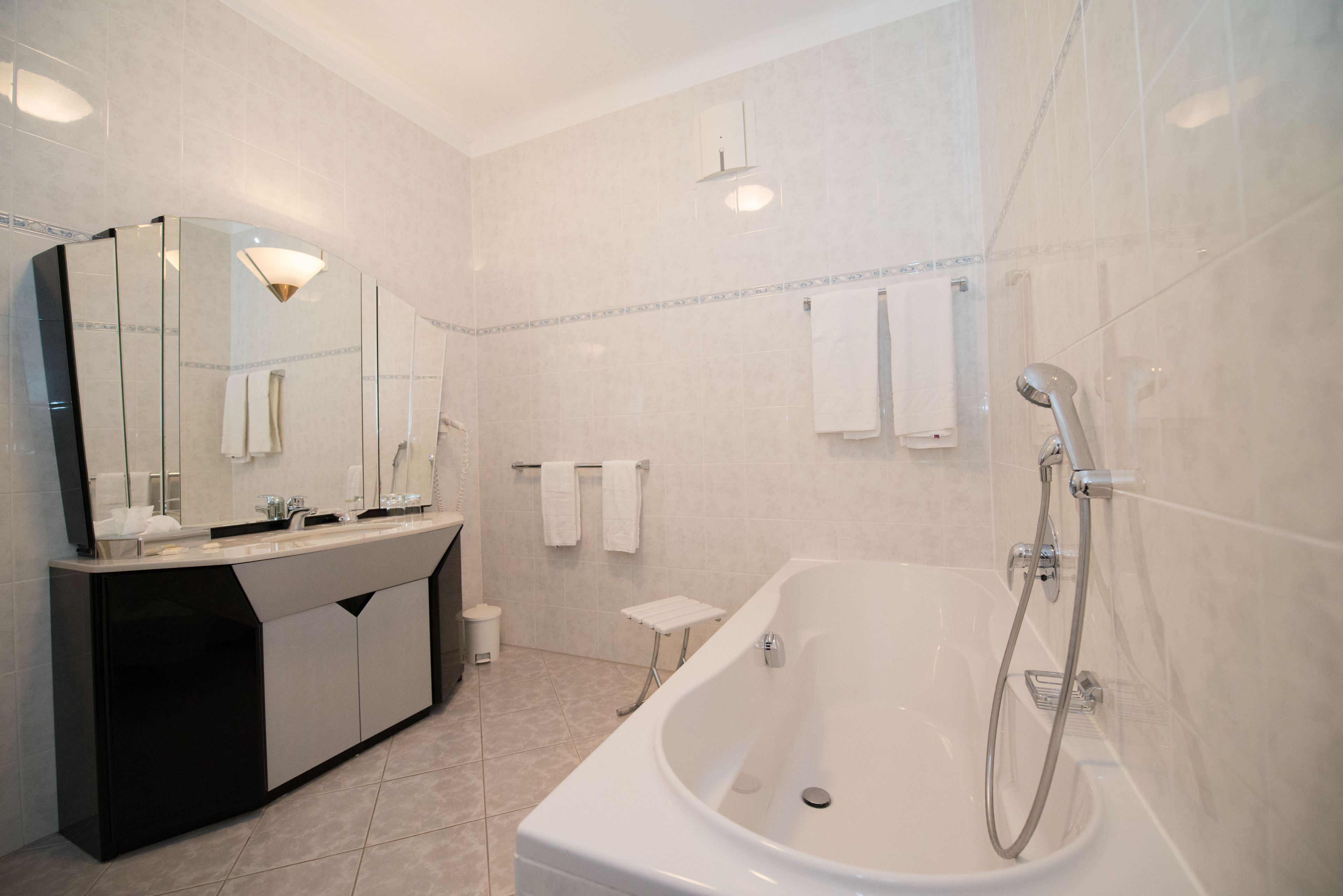 luxury suite, garden view | bathroom | free toiletries, hair dryer, bathrobes, slippers