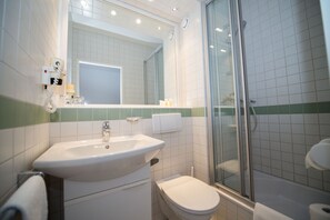 Single Room | Bilik Mandi | Kelengkapan dandanan diri percuma, pengering rambut, jubah mandi 