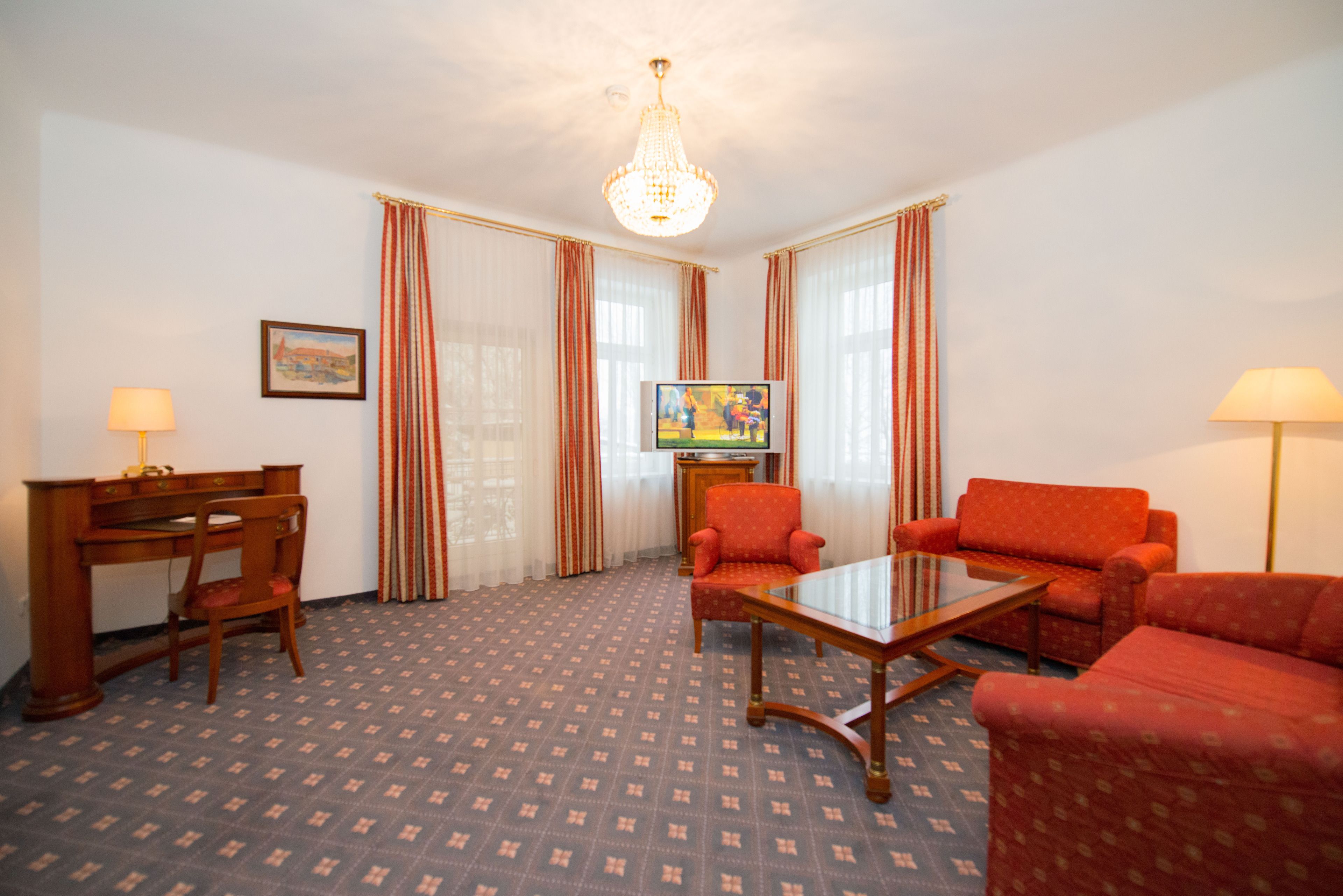 luxury suite, garden view | living area | flat-screen tv