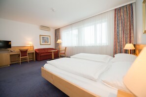 Junior Suite | Hypo-allergenic bedding, minibar, desk, iron/ironing board - Parkhotel Styria (Steyr)