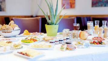 Tägliches Frühstücksbuffet (12 EUR pro Person)