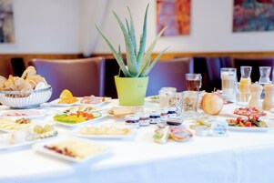 Café da manhã com buffet todos os dias mediante uma taxa
