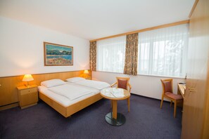 Chambre Double | Literie hypoallergénique, minibar, bureau, fer et planche à repasser