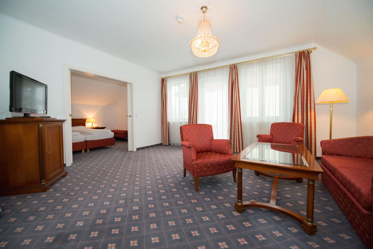junior suite | hypo-allergenic bedding, minibar, desk, iron/ironing board