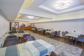 Sarapan prasmanan setiap hari (EUR 10 per orang)