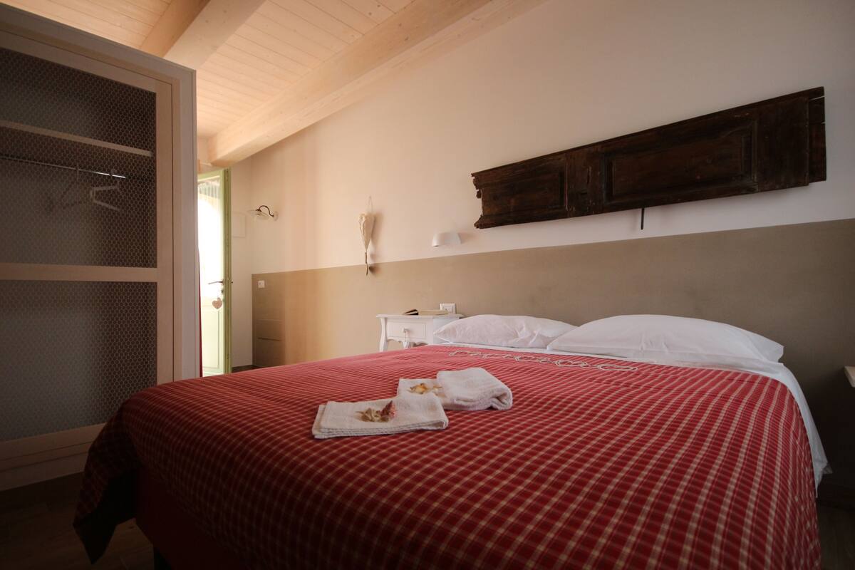 Premium bedding, soundproofing, cots/infant beds, free WiFi