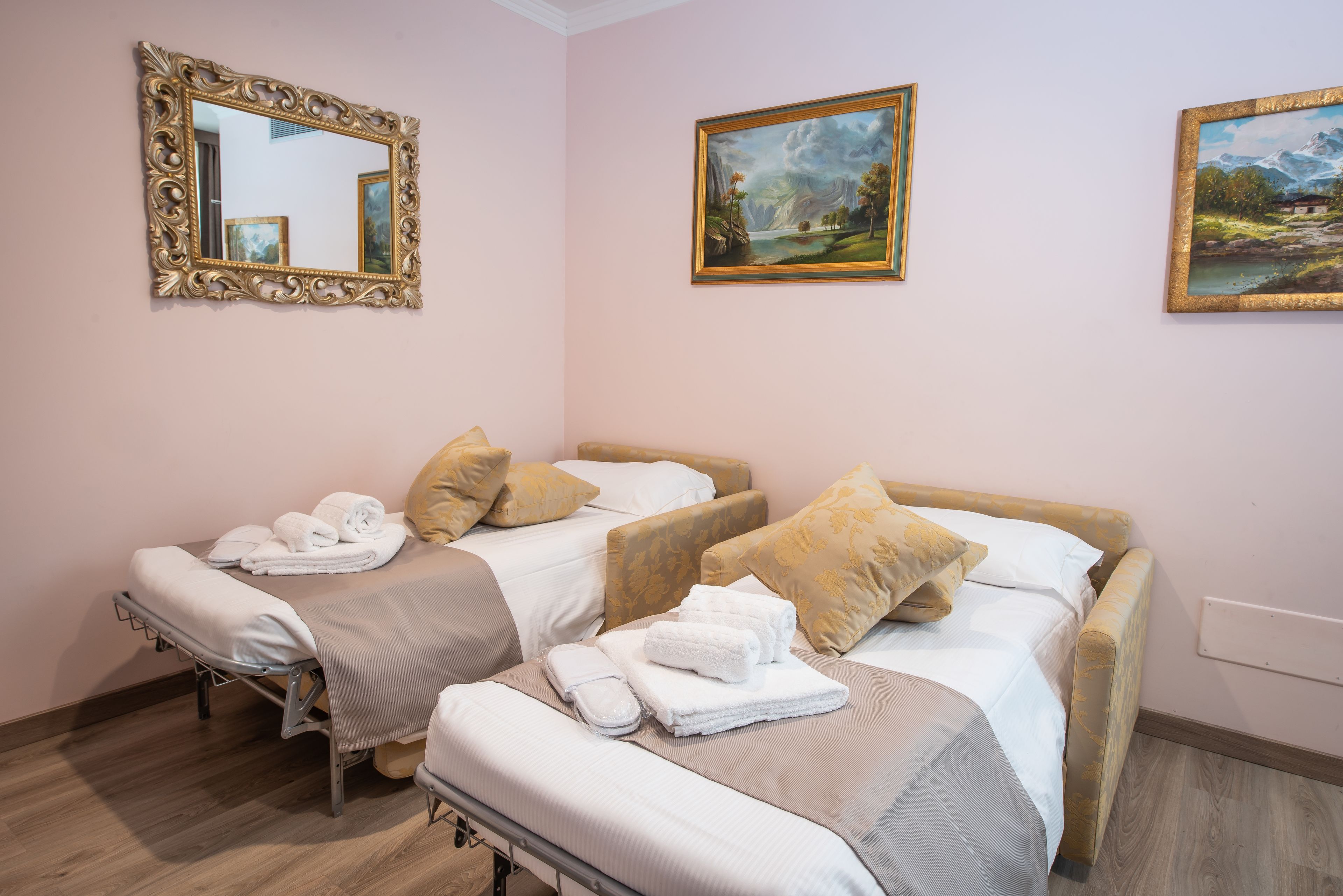 suite, lake view | hypo-allergenic bedding, down duvets, minibar, in-room safe