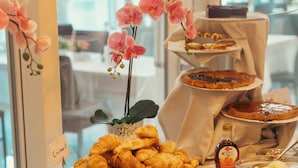 A buffet table with various food items and a sign indicating 'Croissant'. - Hotel Rosa (Baveno)