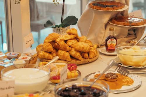 Tägliches Frühstücksbuffet gegen Gebühr
