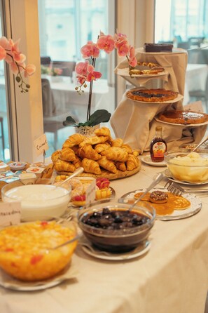 Petit déjeuner buffet (15 EUR par personne)