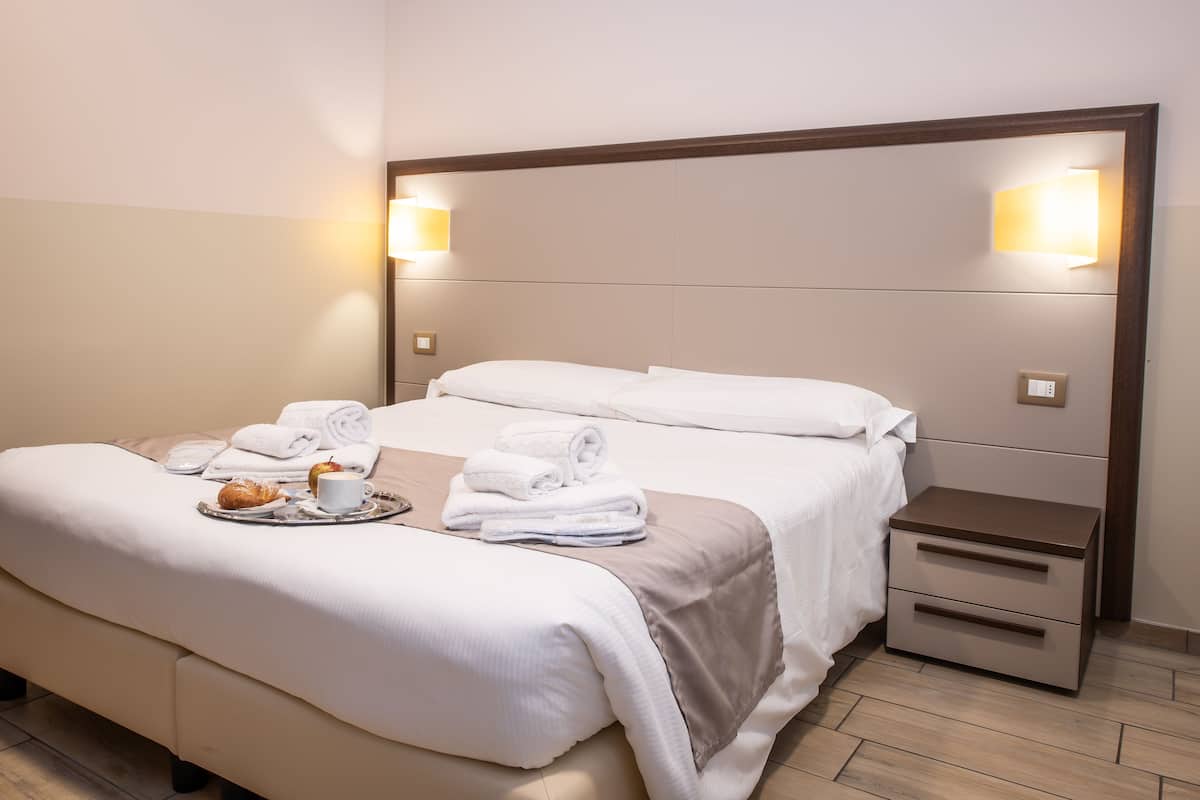 Economy Double Room, Annex Building | Hypo-allergenic bedding, down comforters, minibar, in-room safe