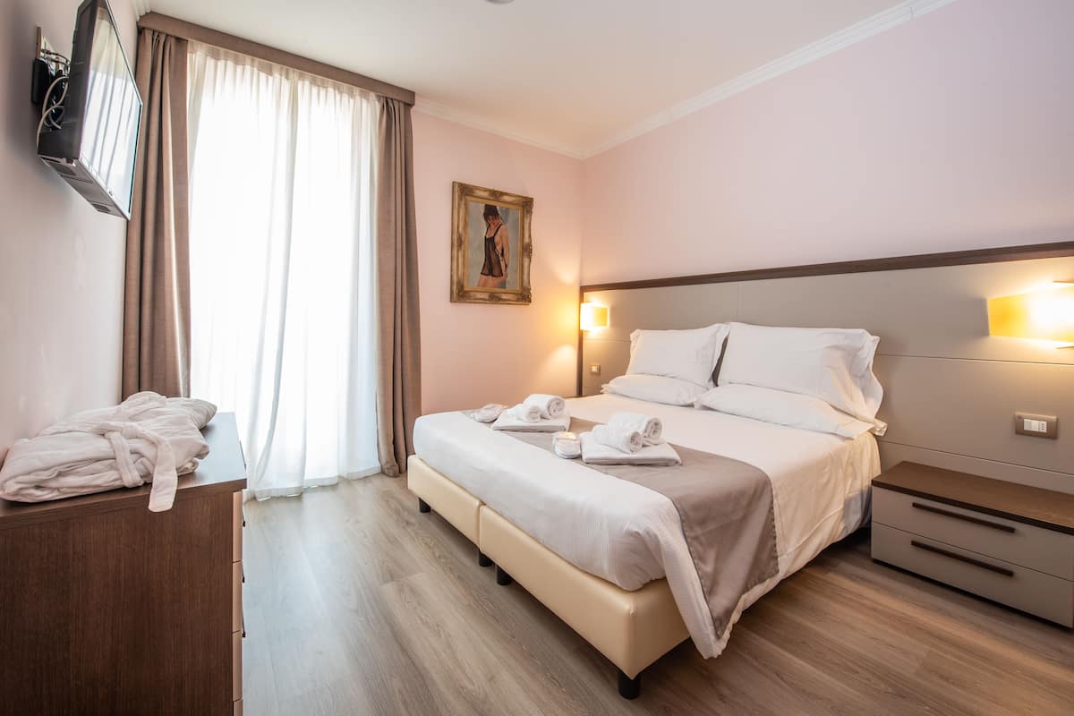 Suite, Lake View | Hypo-allergenic bedding, down comforters, minibar, in-room safe