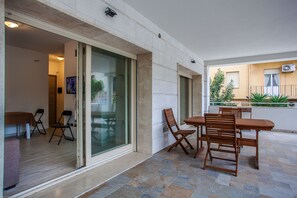 套房, 1 間臥室 | 露台/庭院