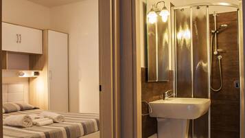 Suite Classique | Salle de bain | Douche, articles de toilette gratuits, serviettes fournies