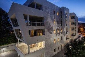 Fachada del alojamiento - Noche