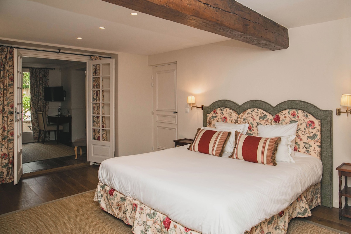 Suite Privilege | Premium bedding, minibar, in-room safe, desk