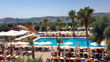 2 outdoor pools, free cabanas, pool umbrellas