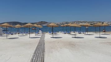 Plage privée à proximité, cabines gratuites, chaises longues, parasols