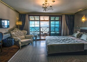 Minibar, caja de seguridad en la habitación y escritorio