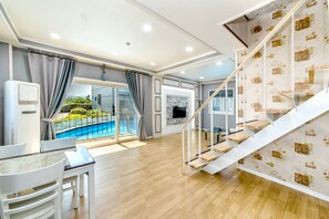 Villa Premier | Zona de estar | Televisión de pantalla plana de 45 pulgadas con canales por cable