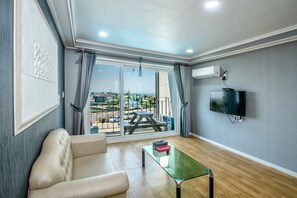 45-inch flat-screen TV with cable channels, TV, heated floors - Water Garden Resort (Jeju City)