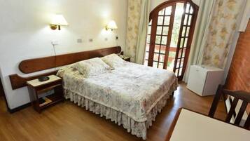 Phòng đôi Superior | Trang bị nội thất với thiết kế riêng biệt, bàn, màn/rèm cản sáng