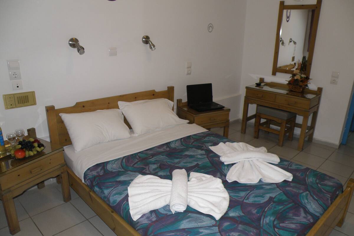 Studio | In-room safe, iron/ironing board, free cribs/infant beds, free WiFi