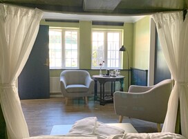 Tabla de planchar con plancha, wifi gratis y ropa de cama 