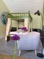 Tabla de planchar con plancha, wifi gratis y ropa de cama 