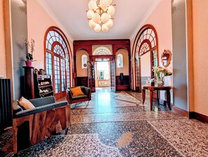Quầy tiếp tân