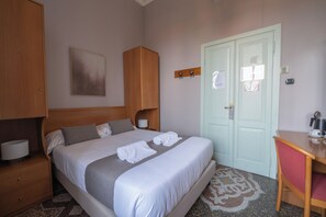 Premium bedding, pillow-top beds, in-room safe, individually furnished - Hotel Villa Fieschi (Lavagna)
