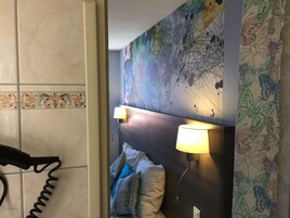 Habitación doble superior | Baño | Ducha, artículos de higiene personal de diseño y secador de pelo