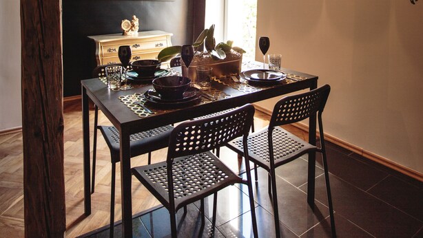 A dining area with a table, chairs, a television, and a window. - Boutique Apartments - Main Market Square (Kraków)