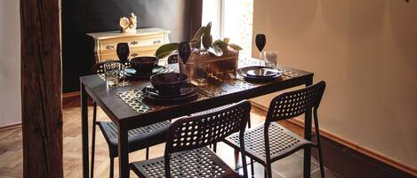 Superior Apartment, 1 Bedroom, Kitchenette (Black Boutique) | In-room dining