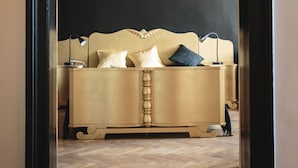 A room with a bed, a lamp, and a hanging light fixture. - Boutique Apartments - Main Market Square (Kraków)