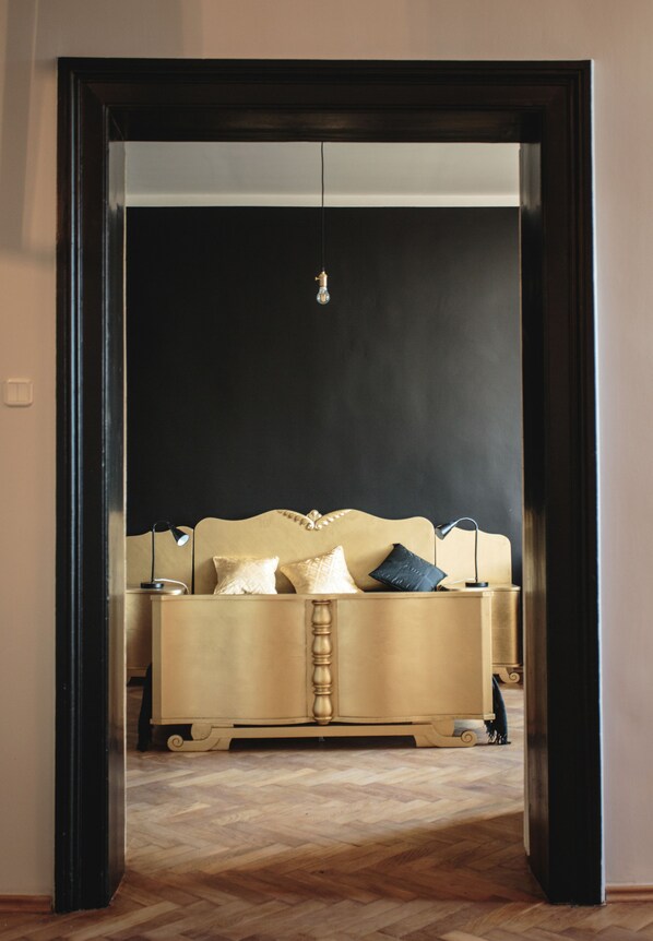 A room with a bed, a lamp, and a hanging light fixture. - Boutique Apartments - Main Market Square (Kraków)