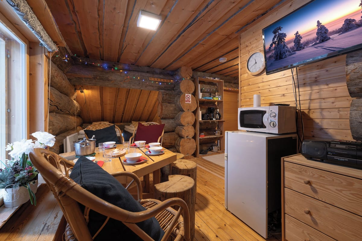Basic Apartment, 1 Bedroom, Private Bathroom | In-room dining